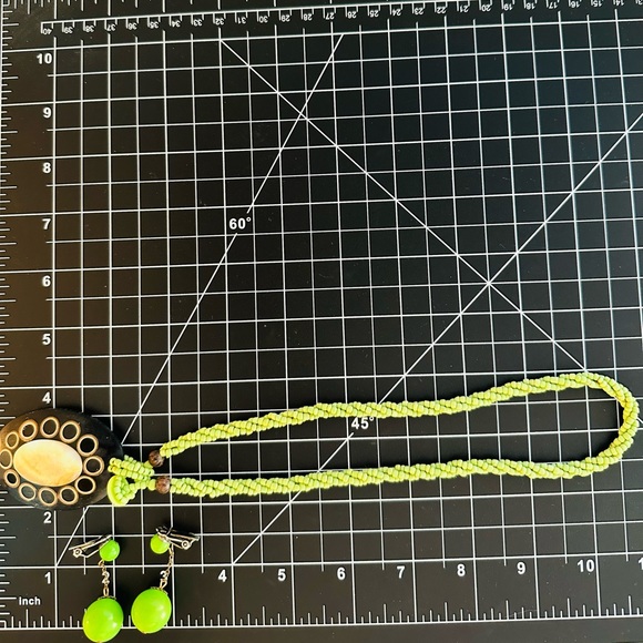 Retro Vintage Green Peruvian Shell Necklace & Earrings - Picture 4 of 17